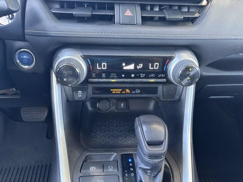 Used 2021 Toyota RAV4 XLE AWD/4WD image 19
