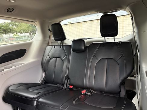 Used 2024 Chrysler Pacifica Touring-L FWD image 23