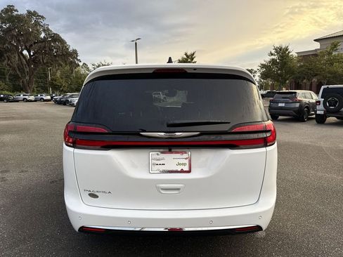 New 2026 Chrysler Pacifica Select image 4