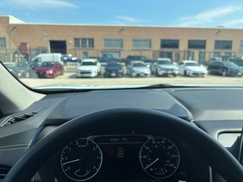 Used 2024 Nissan Rogue SV FWD image 33