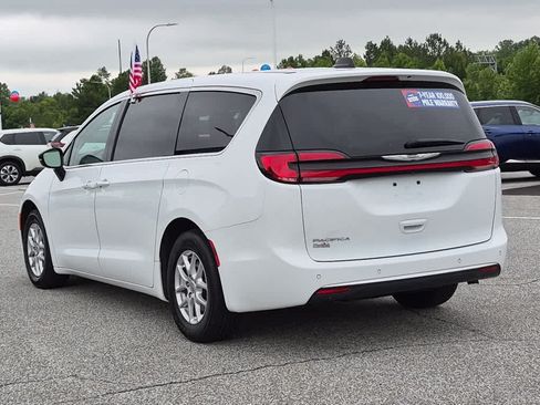 Used 2024 Chrysler Pacifica Touring-L FWD image 4