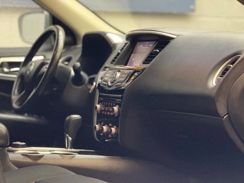 Used 2019 Nissan Pathfinder SV image 2