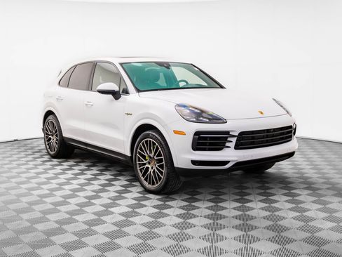 Certified 2022 Porsche Cayenne Platinum Edition image 6