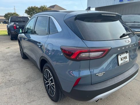 Used 2023 Ford Escape SE image 3