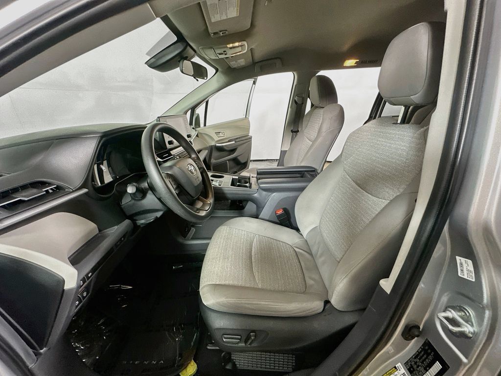 Used 2024 Toyota Sienna LE FWD image 18