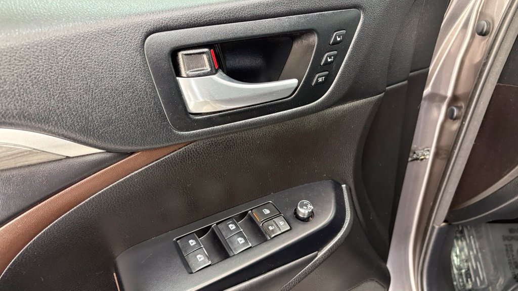 Used 2018 Toyota Highlander Limited AWD/4WD image 17