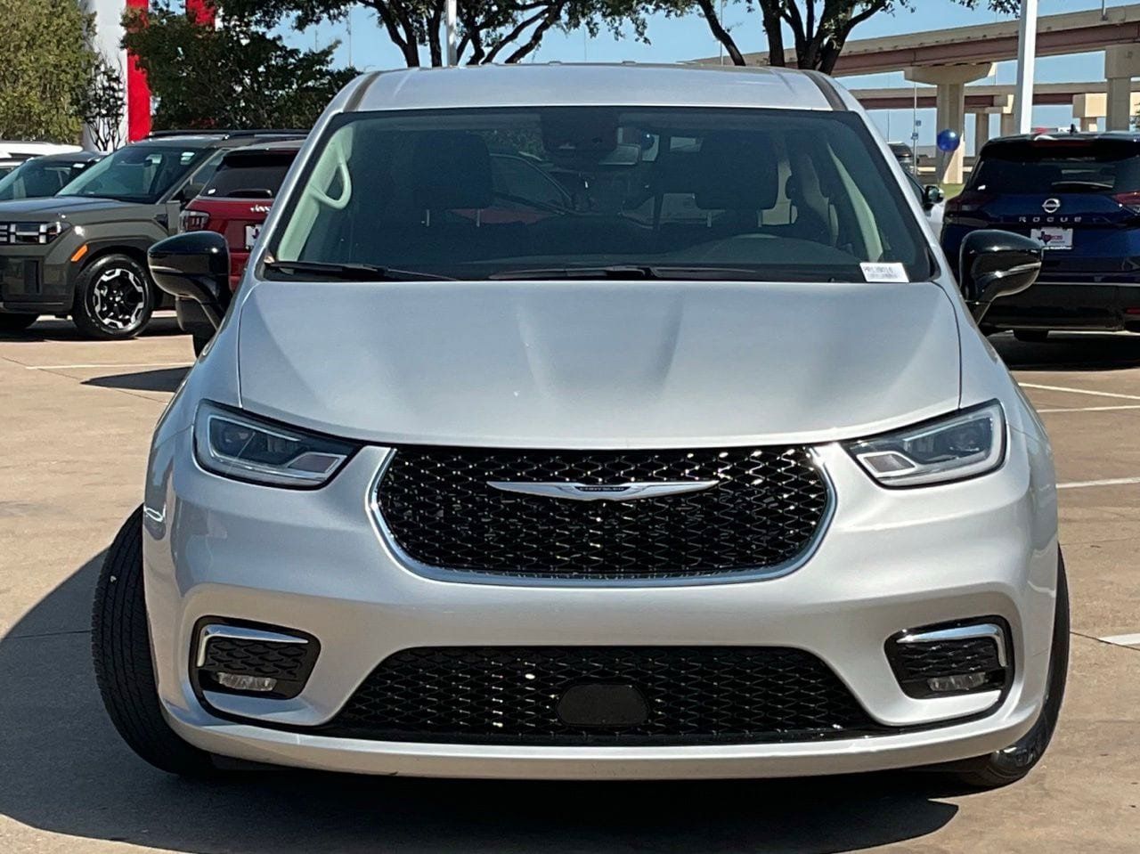 Used 2024 Chrysler Pacifica Touring-L FWD image 2