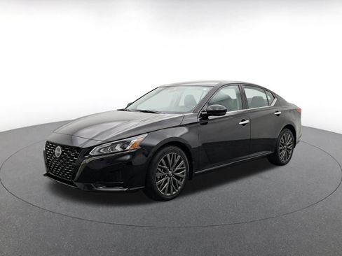 Used 2025 Nissan Altima 2.5 SV FWD image 3