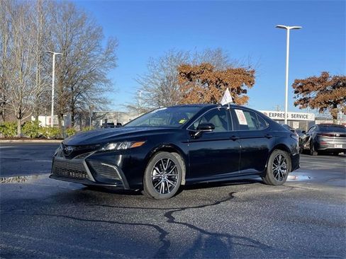 Certified 2023 Toyota Camry SE image 1