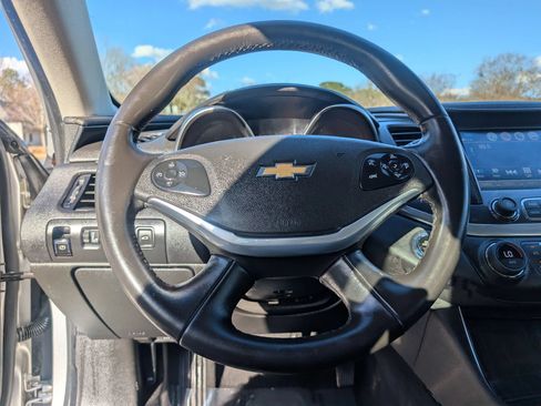 Used 2019 Chevrolet Impala LT FWD image 21