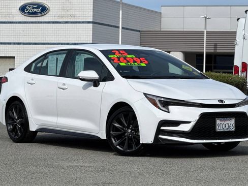 Used 2025 Toyota Corolla SE FWD image 2
