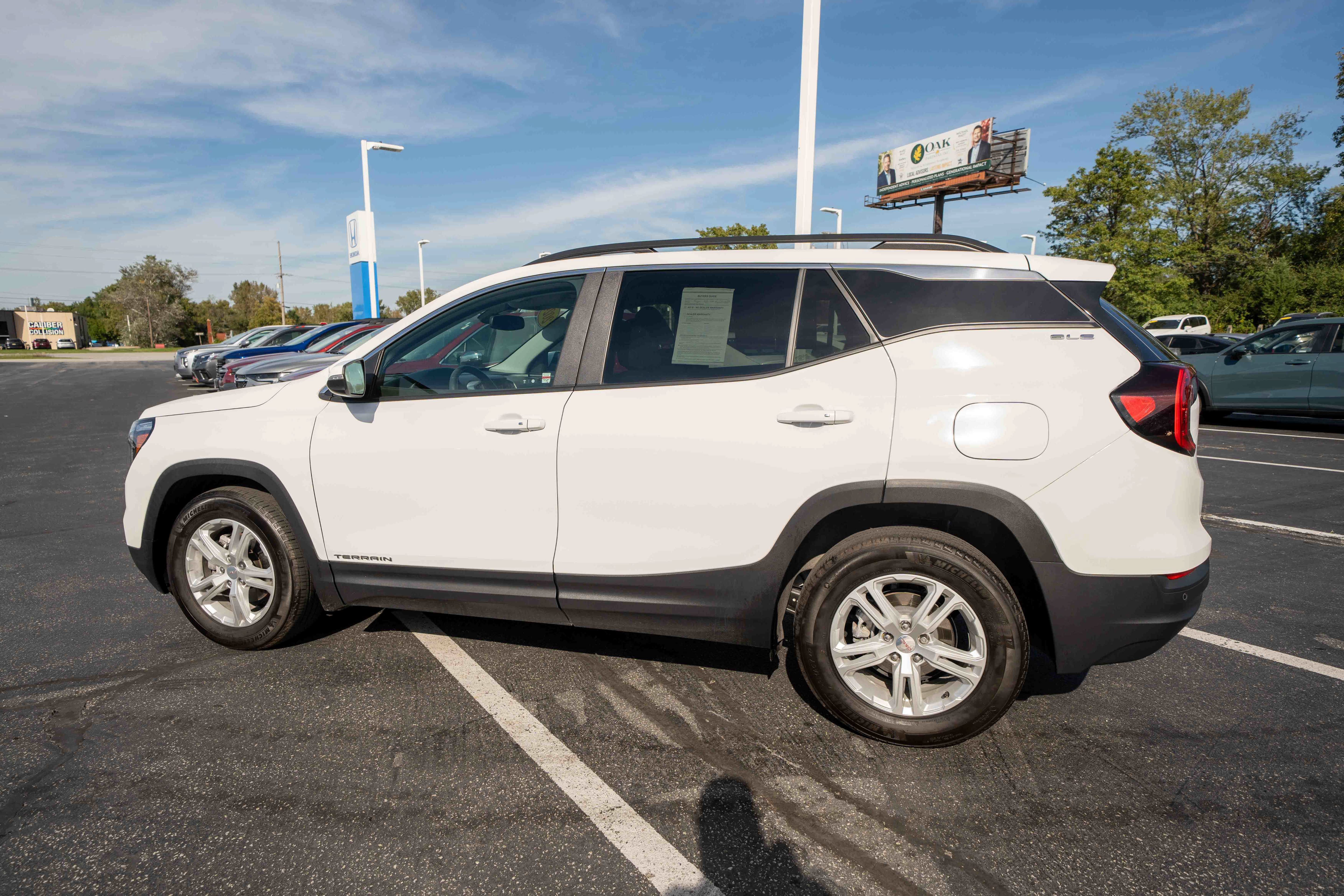Used 2024 GMC Terrain SLE w/ Driver Convenience Package FWD image 4