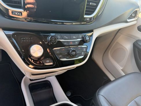Used 2024 Chrysler Pacifica Touring-L FWD image 21