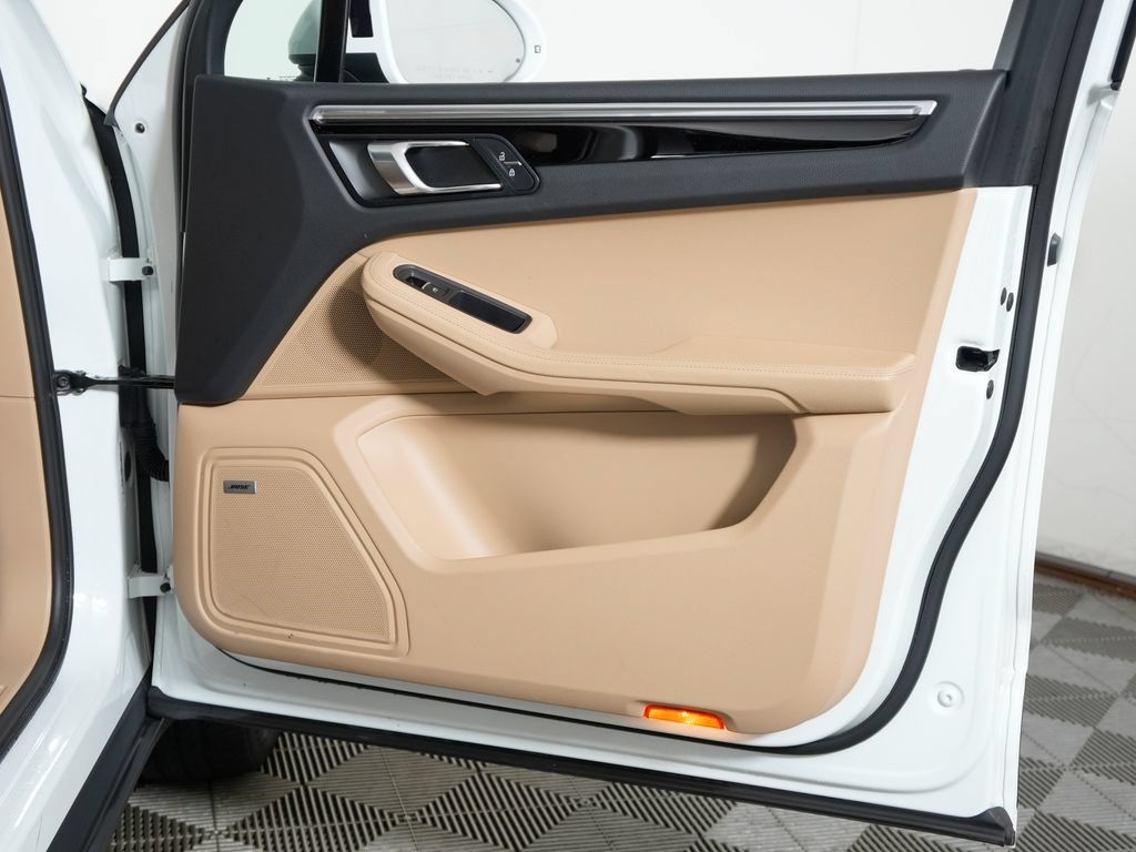 Certified 2021 Porsche Macan AWD/4WD image 42