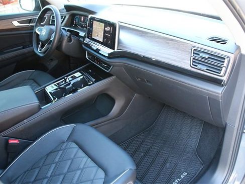 Certified 2025 Volkswagen Atlas SEL Premium R-Line image 24