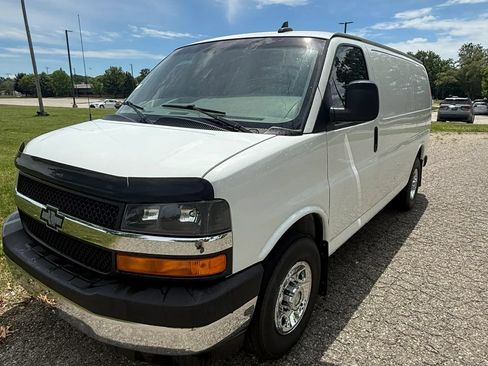 Used 2017 Chevrolet Express 3500 RWD image 3
