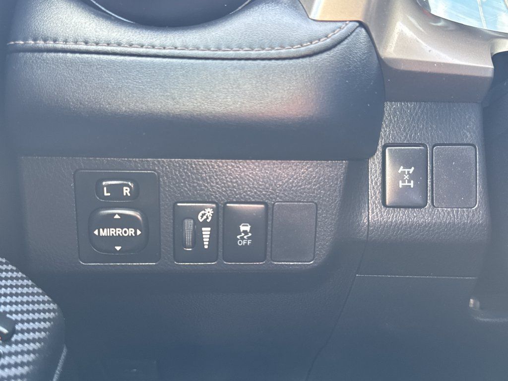 Used 2015 Toyota RAV4 XLE AWD/4WD image 30