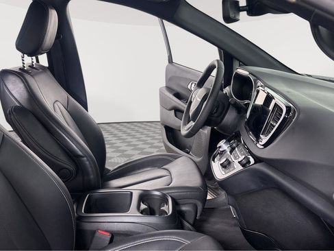 Used 2025 Chrysler Pacifica Select image 5