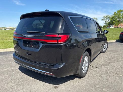 Used 2023 Chrysler Pacifica Touring-L FWD image 10