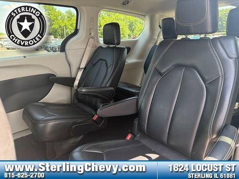 Used 2023 Chrysler Pacifica Touring-L FWD image 14