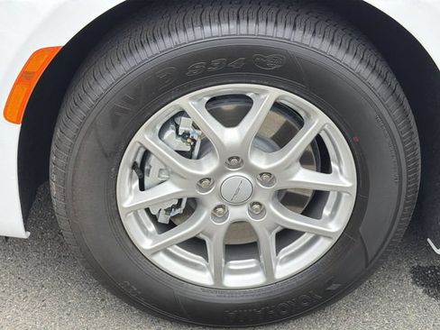 New 2027 Chrysler Pacifica Select FWD image 14