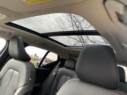 Used 2025 Volvo XC40 B5 Core image 28