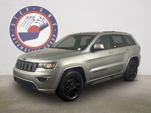 Used 2018 Jeep Grand Cherokee Altitude RWD image 2