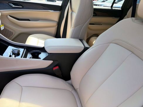 New 2027 Jeep Grand Cherokee Limited AWD/4WD image 9