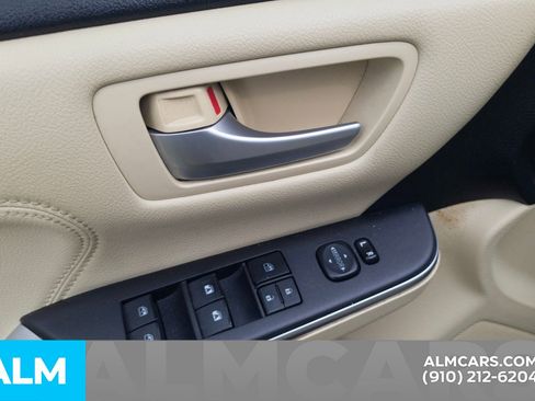 Used 2017 Toyota Camry XLE w/ Moonroof Package FWD image 13