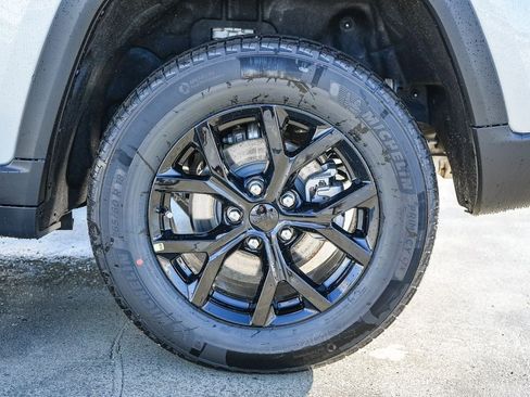 New 2025 Jeep Grand Cherokee Altitude image 12