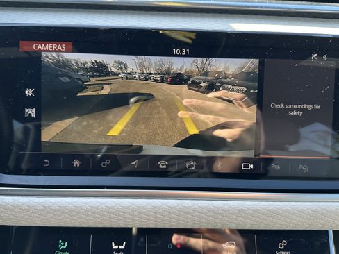 Used 2019 Land Rover Range Rover Velar R-Dynamic SE image 27