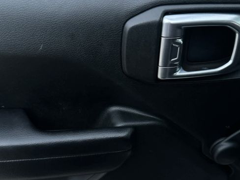 Used 2018 Jeep Wrangler Unlimited Sport image 13