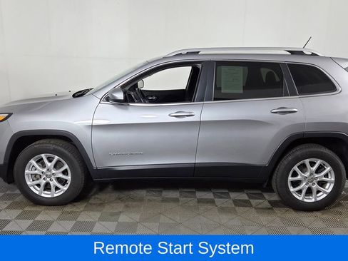 Used 2018 Jeep Cherokee Latitude w/ Cold Weather Group AWD/4WD image 9