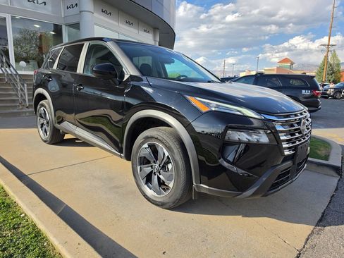 Used 2025 Nissan Rogue SV image 3