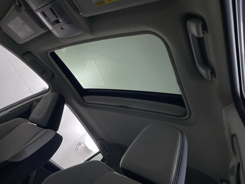 Used 2017 Toyota RAV4 XLE AWD/4WD image 18