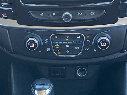 Used 2018 Chevrolet Traverse LT FWD image 32