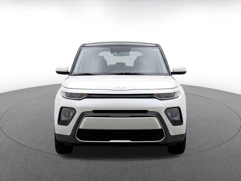 Used 2025 Kia Soul LX w/ LX Technology Package FWD image 2