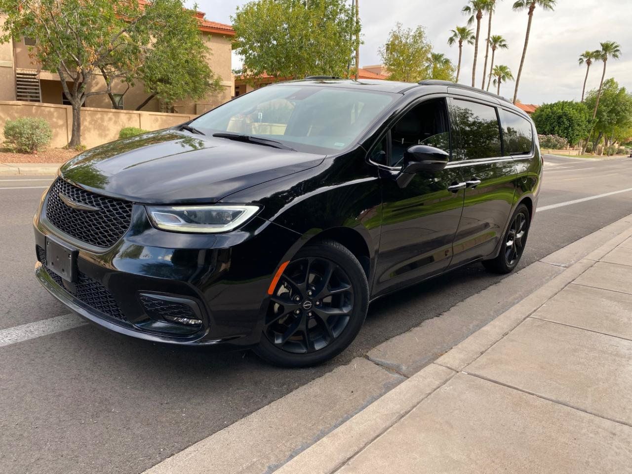 Used 2025 Chrysler Pacifica Limited FWD image 3