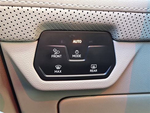 Certified 2025 Volkswagen Atlas SE image 16