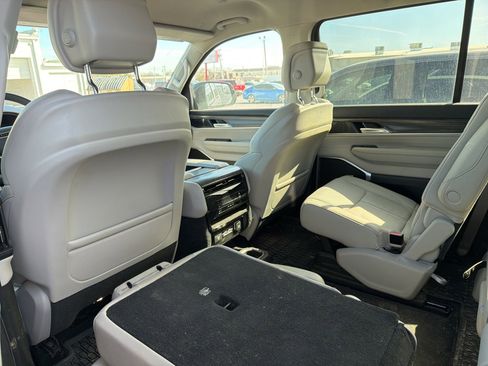 Used 2023 Jeep Wagoneer Series II w/ HD Trailer Tow Package AWD/4WD image 11