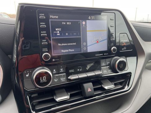 Used 2020 Toyota Highlander XLE image 19
