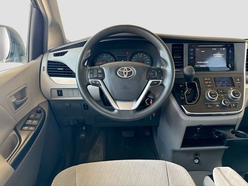 Used 2015 Toyota Sienna LE AWD/4WD image 17