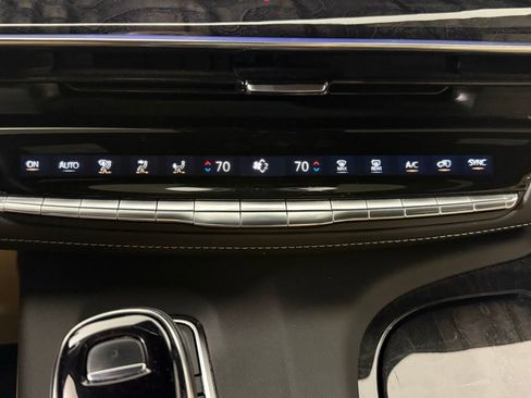 Used 2022 Cadillac Escalade ESV Premium Luxury AWD/4WD image 16