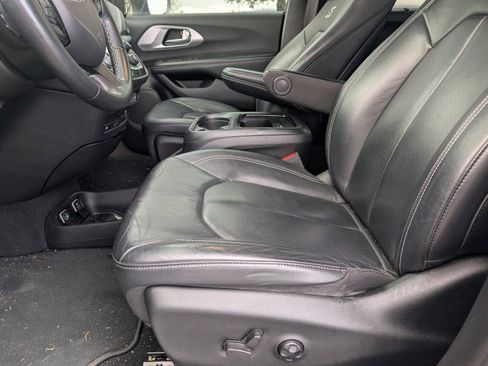 Used 2021 Chrysler Pacifica Touring-L w/ Uconnect Theater Family Group image 7