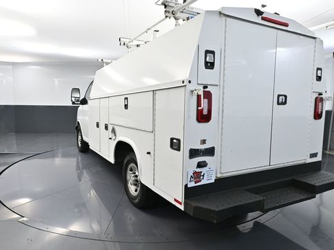 Used 2017 Chevrolet Express 3500 image 9