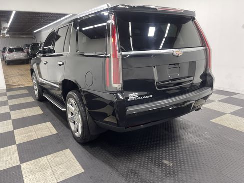Used 2020 Cadillac Escalade Luxury image 2
