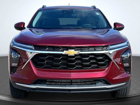 Used 2025 Chevrolet Trax LT FWD image 3