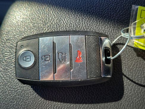 Used 2018 Kia Niro LX image 33