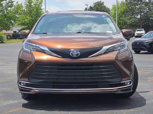 Used 2021 Toyota Sienna XLE FWD image 22