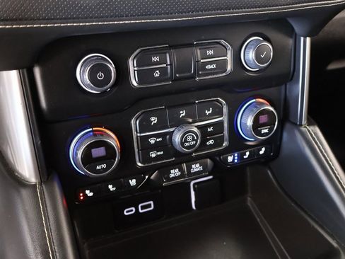 Used 2023 Chevrolet Suburban Premier image 7